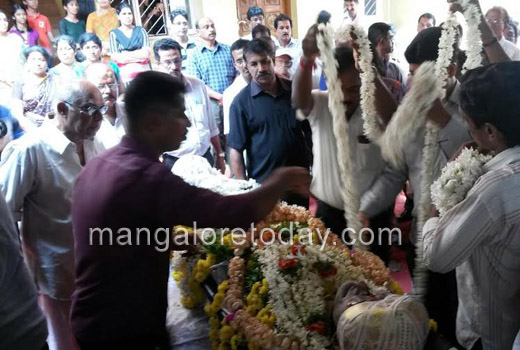 Hundreds bid tearful farewell to renowned Tulu dramatist, actor KN Tailor 1